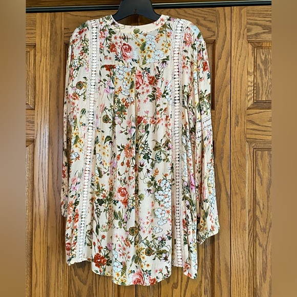 CHELSEA AND THEODORE FLORAL TUNIC TOP - Picture 2 of 5